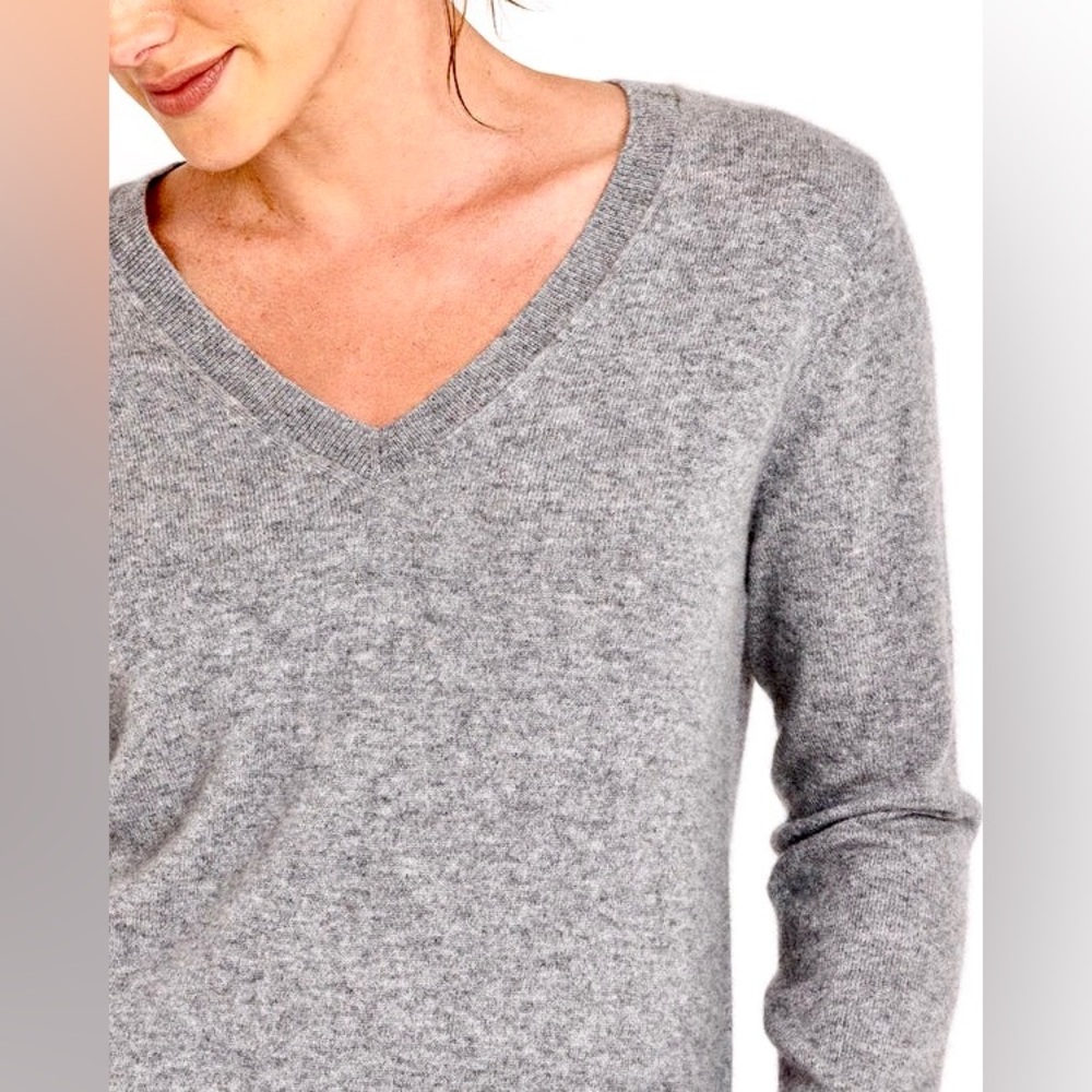 Essential wool merino mix  V-Neck Sweater two pockets. J.Crew